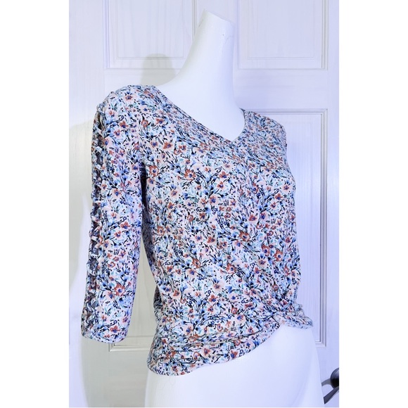 GUC | A. Byer | V Neck Lattice Cutout 3/4 Sleeve Floral Blouse w/Ruching | Small - Picture 2 of 15
